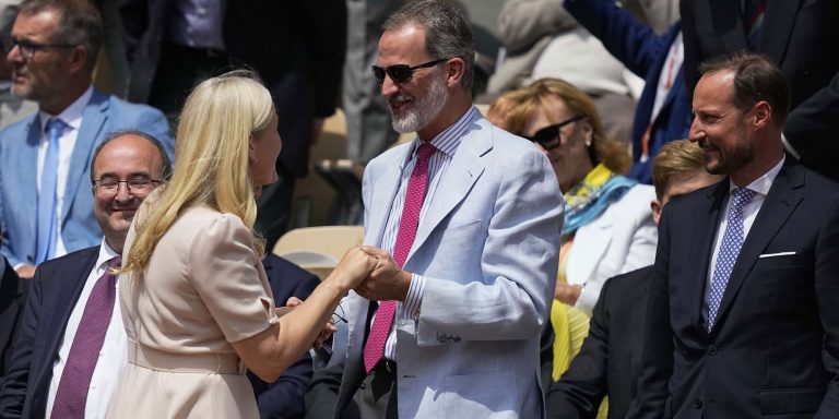 Felipe VI shows his good relationship with Haakon and Mette-Marit from Norway in the Roland Garros final that Rafa Nadal won