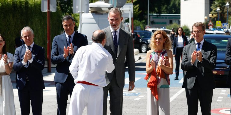 King Felipe pays tribute in Ermua to the victims of terrorism without Queen Letizia