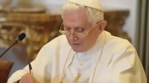 A message circulating on social networks about the death of Benedict XVI is false