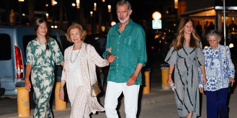 The awkward moment of the Royal Family posing after their dinner in Mallorca